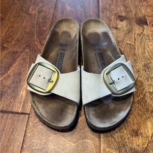 Gently used women’s Madrid big buckle sandals
